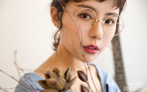 冬季容易出现的眼部问题，女生戴眼镜图片