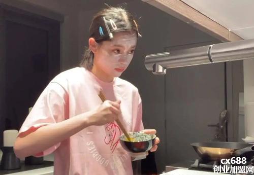 敷面膜护肤误区，边敷面膜边做饭